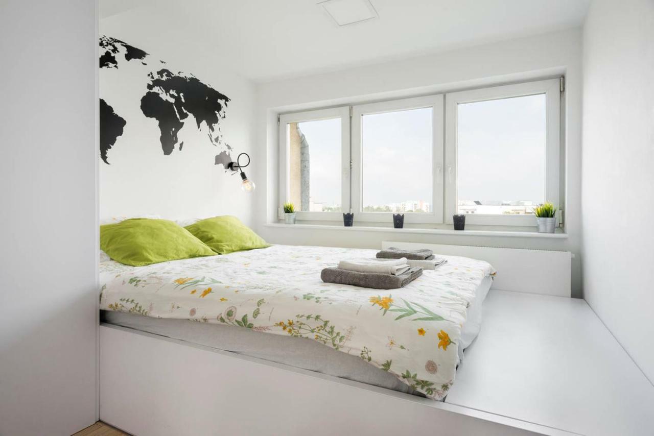 Cosy Yellow Pillow Apartment *